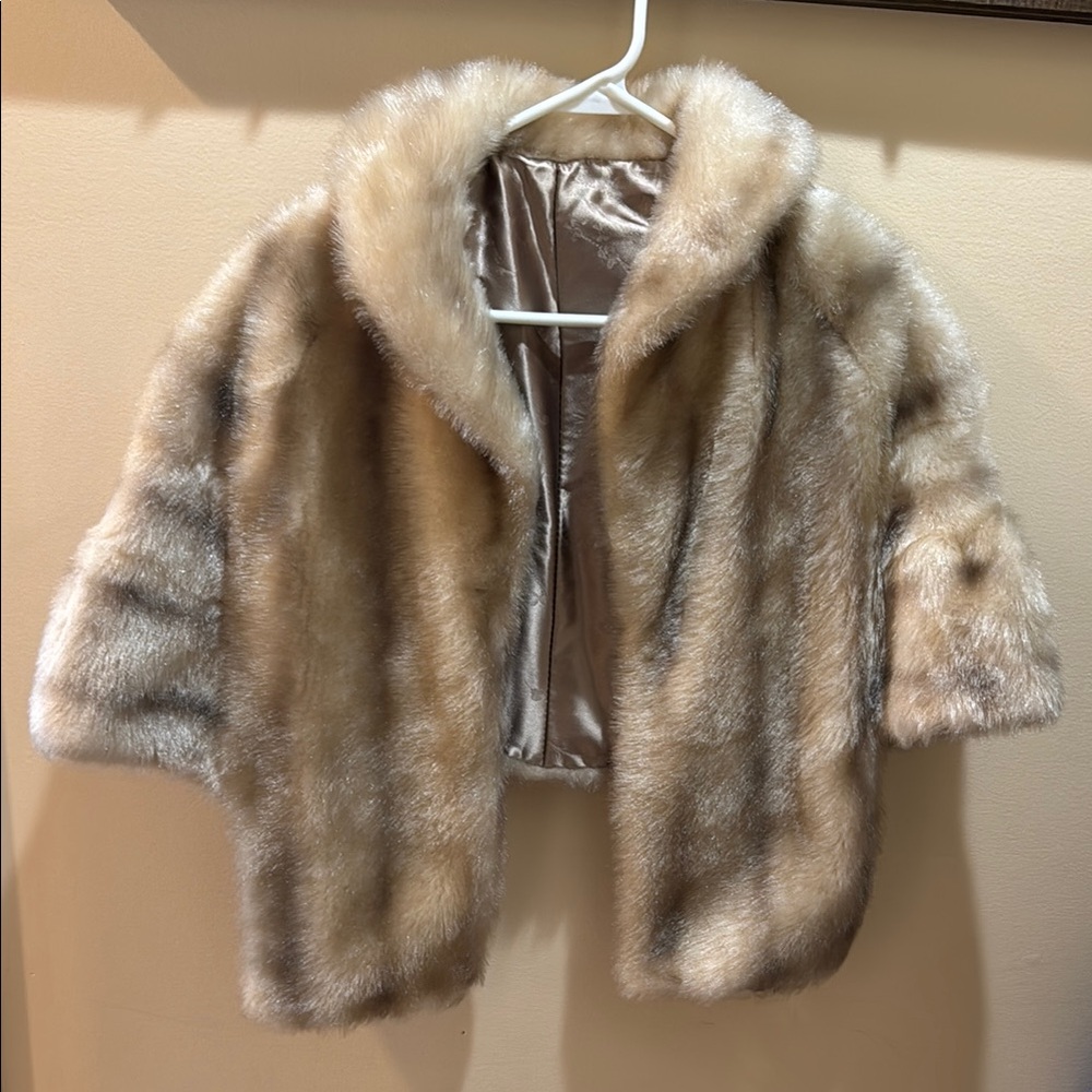 Luxurious Faux Fur shawl in Cream